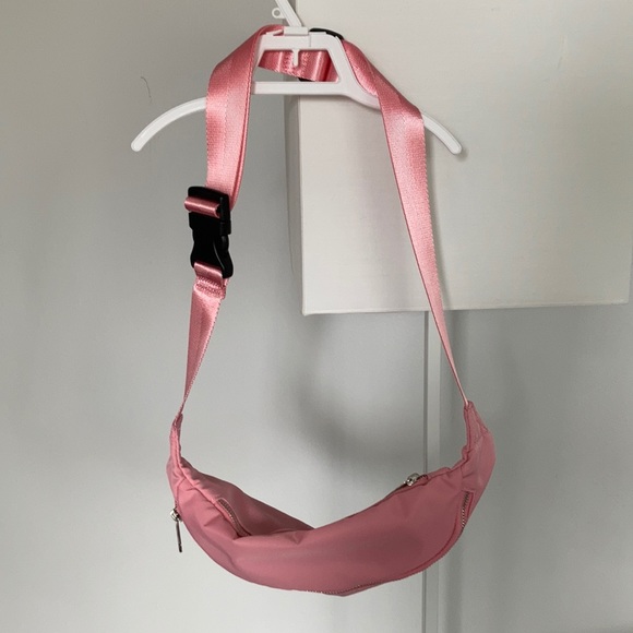 Urban Outfitters Handbags - NWOT belt bag